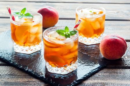 Thé glacé à la pêche et la menthe