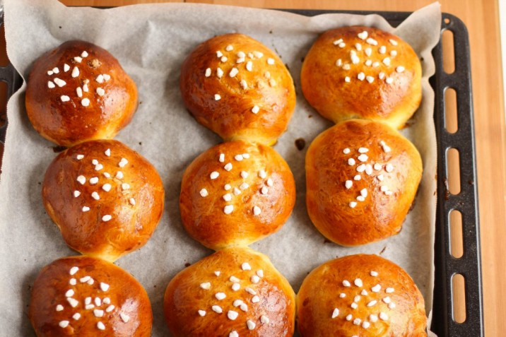 Réaliser des petites brioches au sucre maison